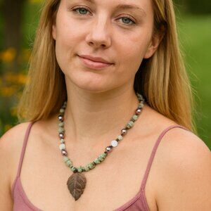 GREEN AQUAMARINE chip beads, pink pearl beads with leaf pendant FASHION NECKLACE